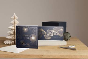 Weihnachtskarten mit Folienveredelung auf einem Schreibtisch