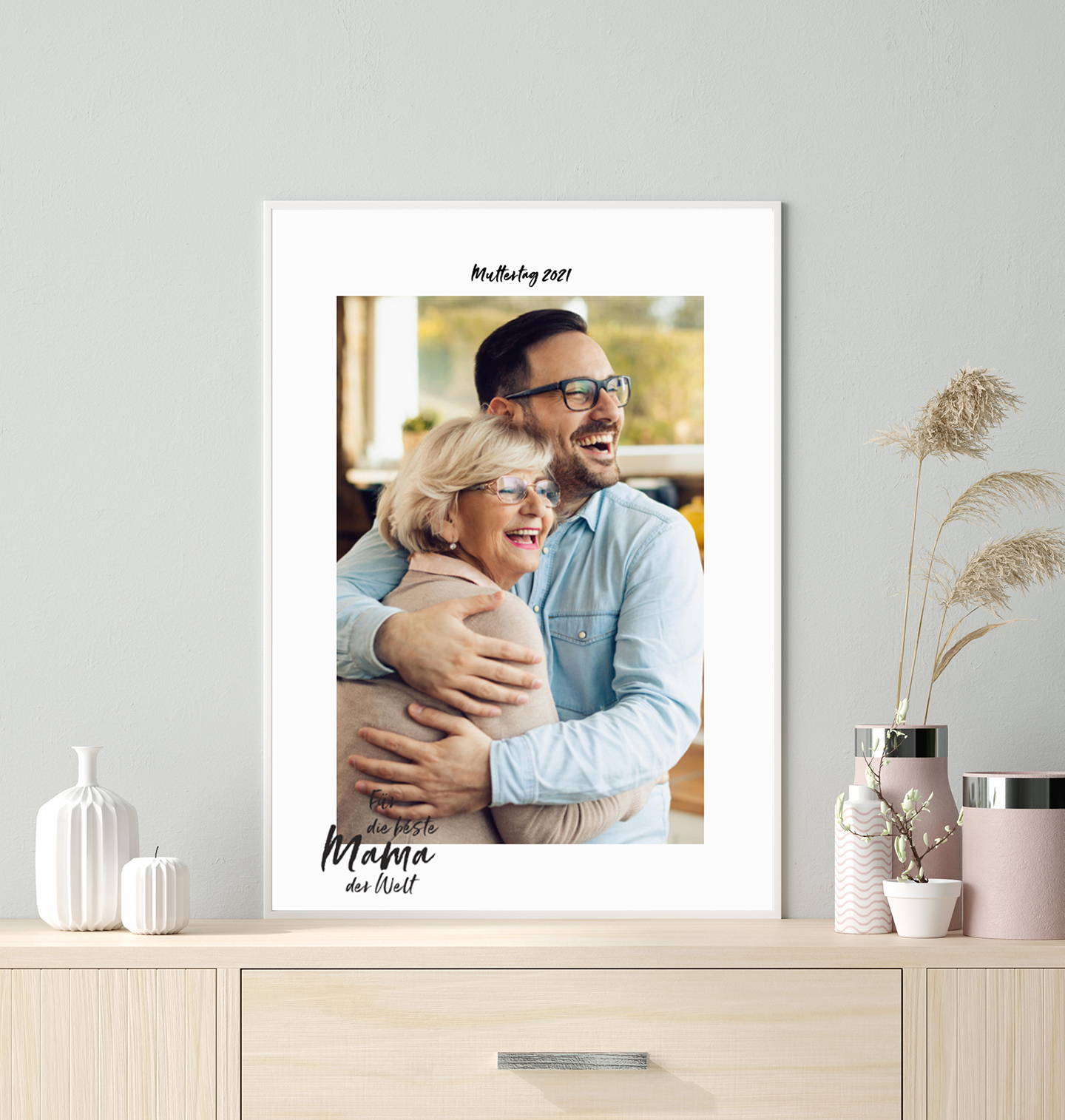 4 Fotos von einer Mama & ihrer Tochter sind auf einem Poster mit dem Schriftzug Mama als GEschenkidee zum Muttertag gerahmt.