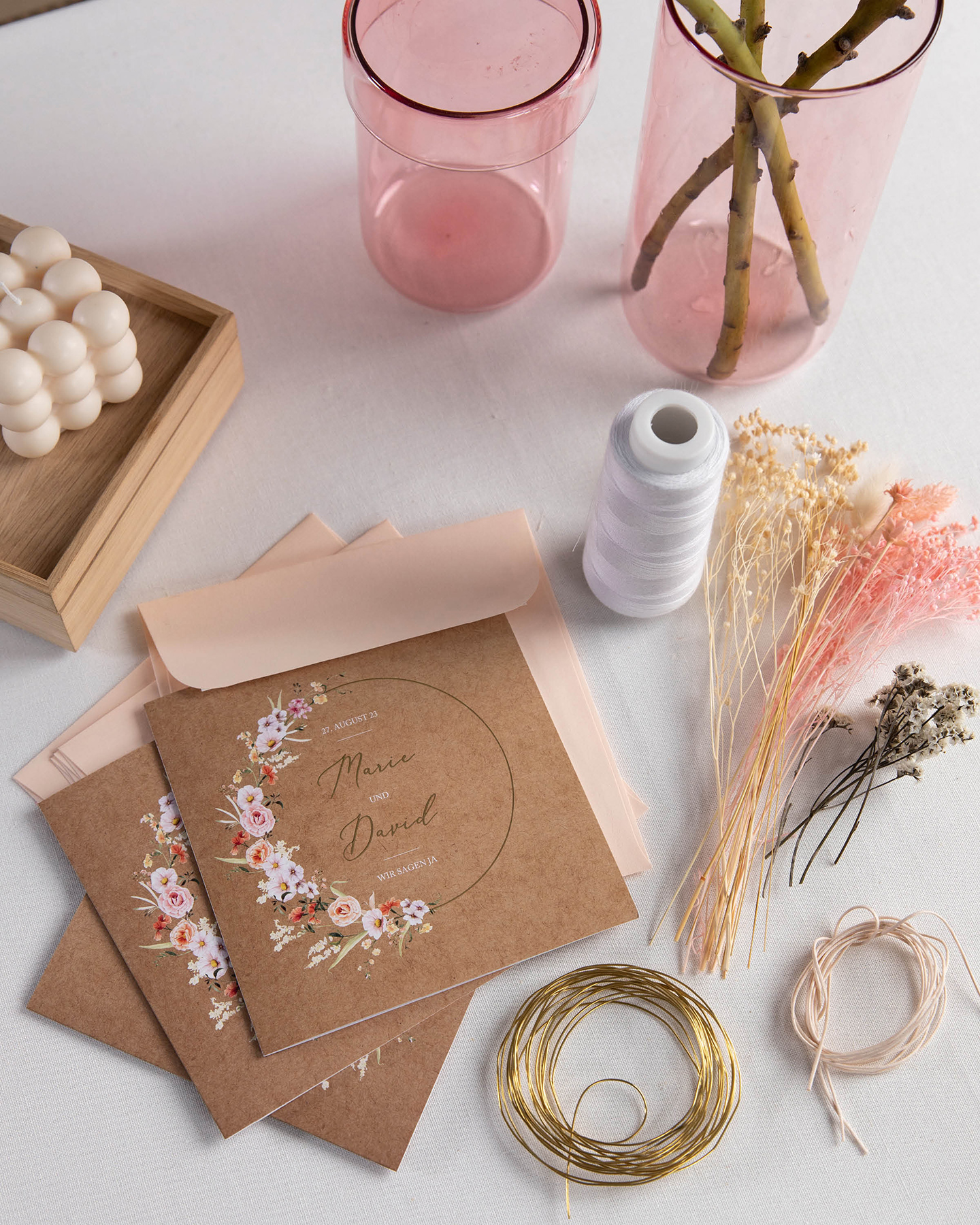 Materialien für DIY Hochzeitseinladung mit Trockenblumen.