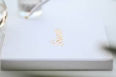 Detailaufnahme eines Hochzeit Gästebuches.