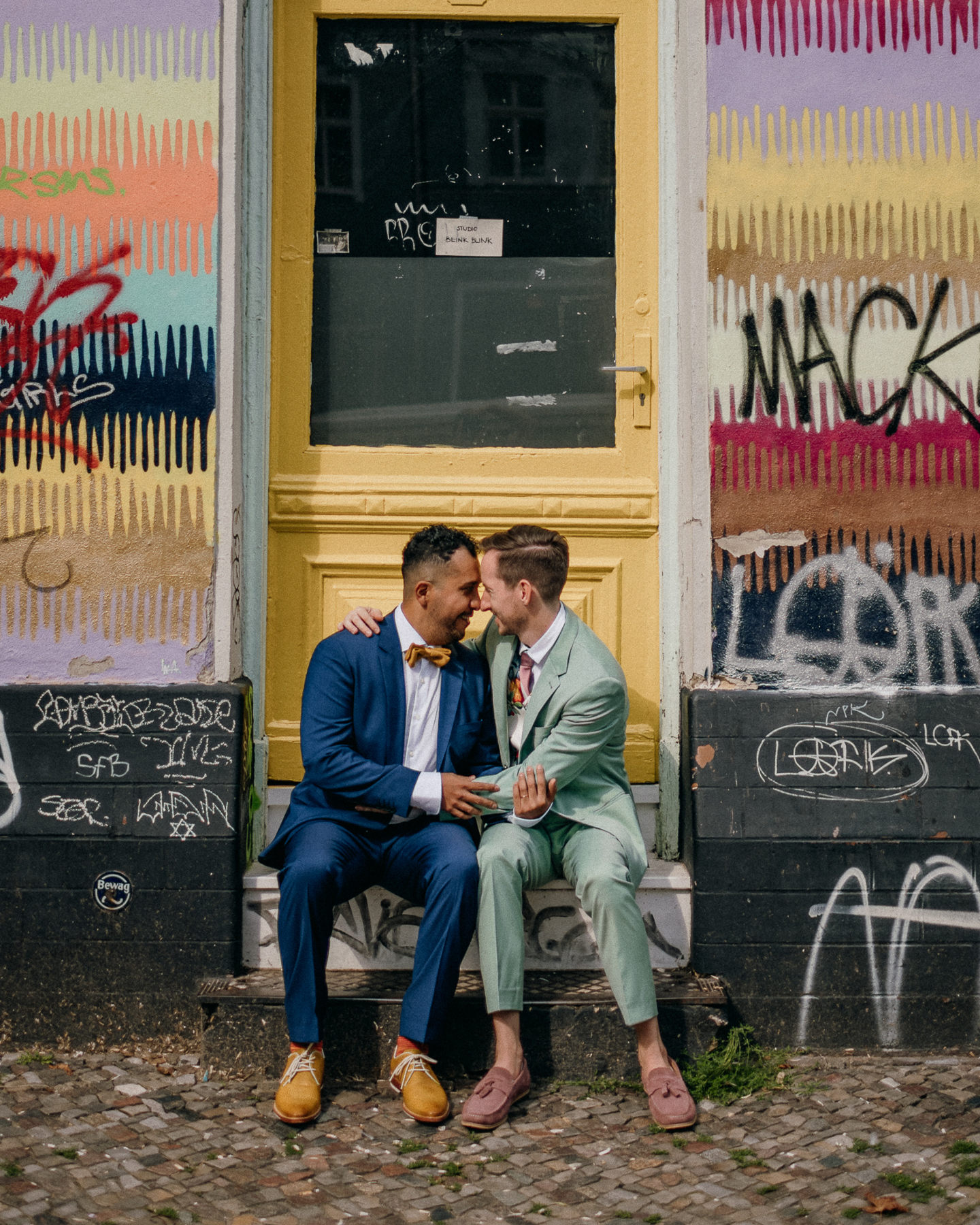 Homosexuelles Paar vor freier Trauung