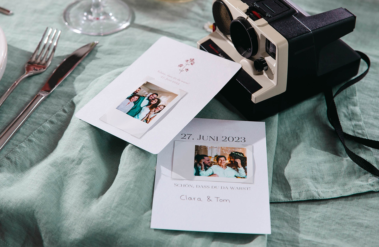 Erinnerungsfoto als DIY Gastgeschenk zur Hochzeit dekoriert auf Tischdecke