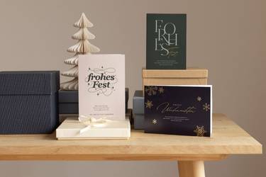 Tisch mit Weihnachtsgeschenken.