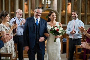 Brautvater führt seine Tochter zum Altar in der Kirche.