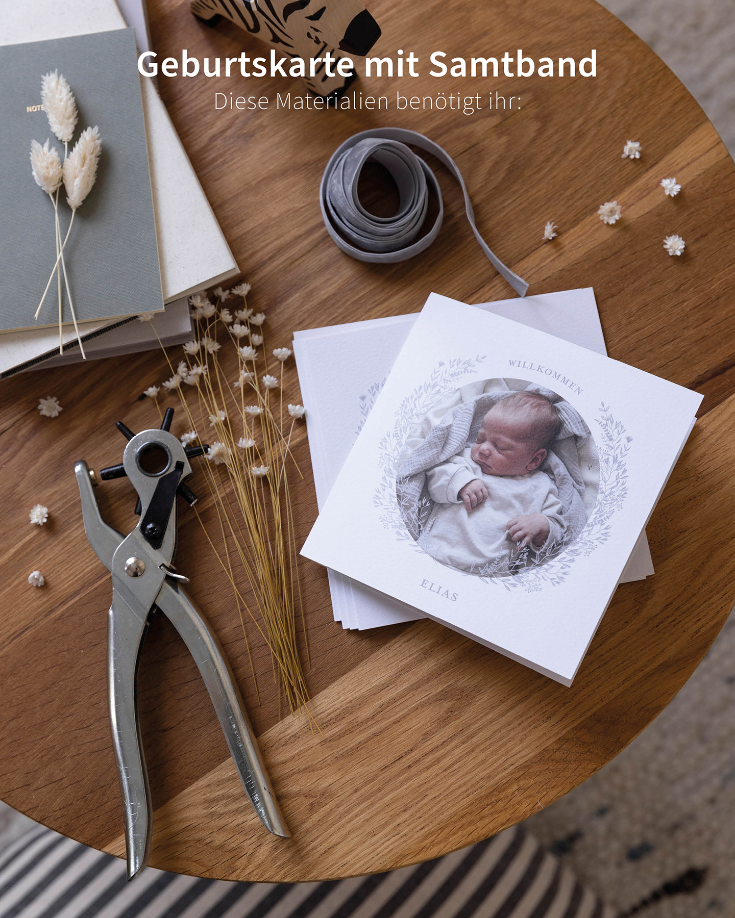 Material Übersicht für DIY Geburtskarte mit Samtband und Trockenblumen.