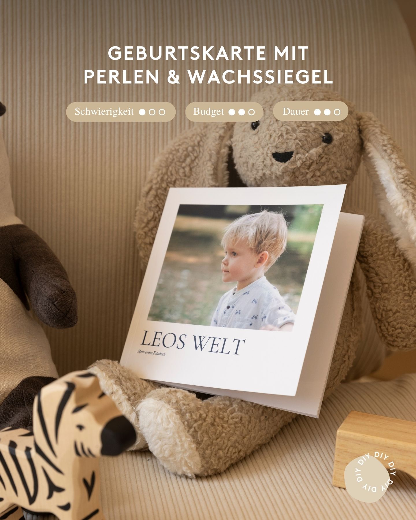 Fotobuch mit dem Titel Leos Welt. Foto eines kleinen Jungen auf dem Cover des Fotobuchs. Das Buch lehnt an einem Kuscheltierhasen.