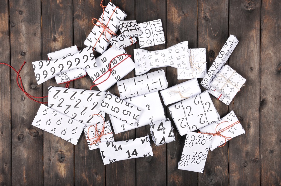 Adventskalender selber basteln: Geschenke sind in gedrucktes Papier mit Zahlen gepackt.