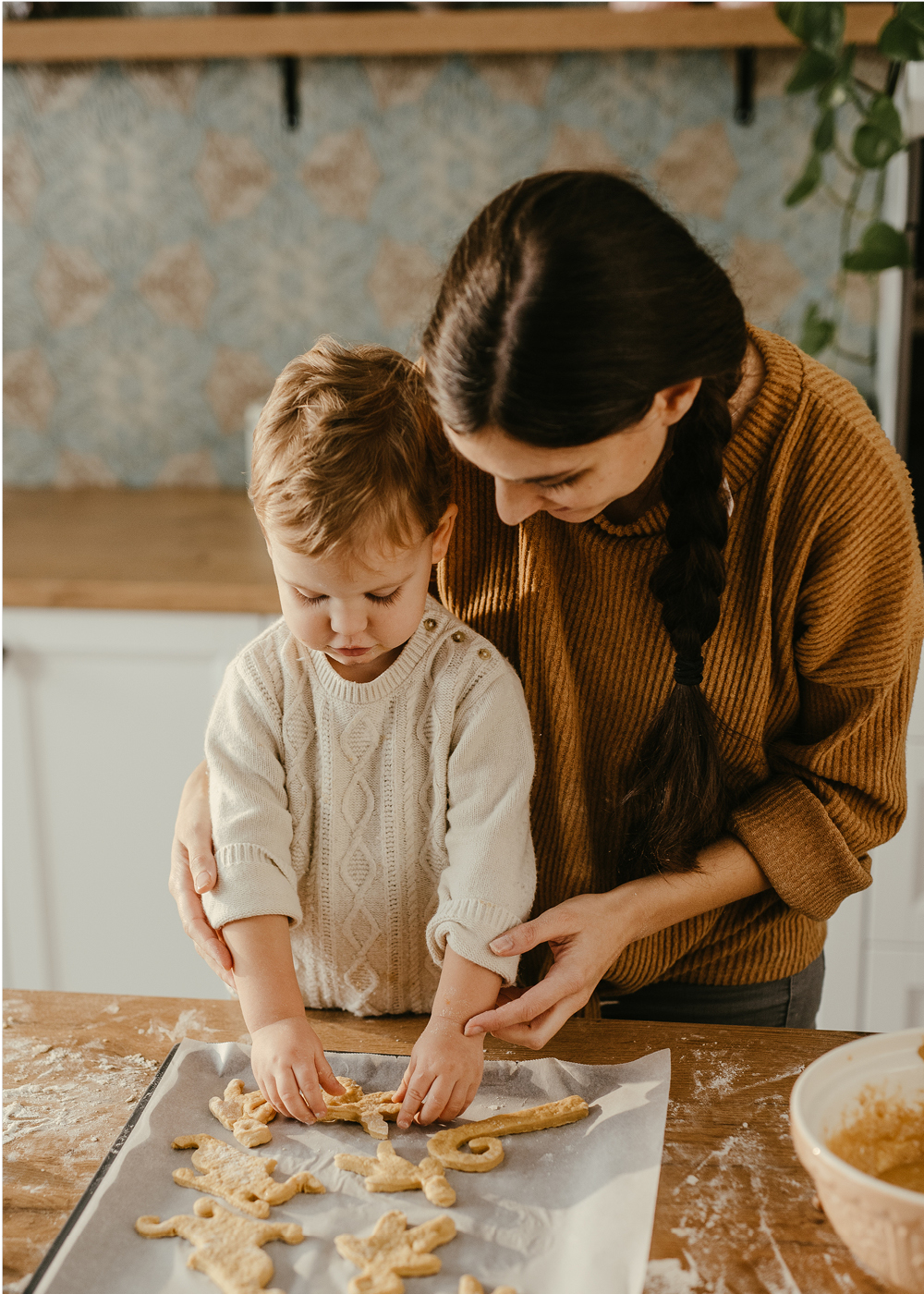 Advent mit Kindern: Mutter backt Weihnachtskekse mit Kind