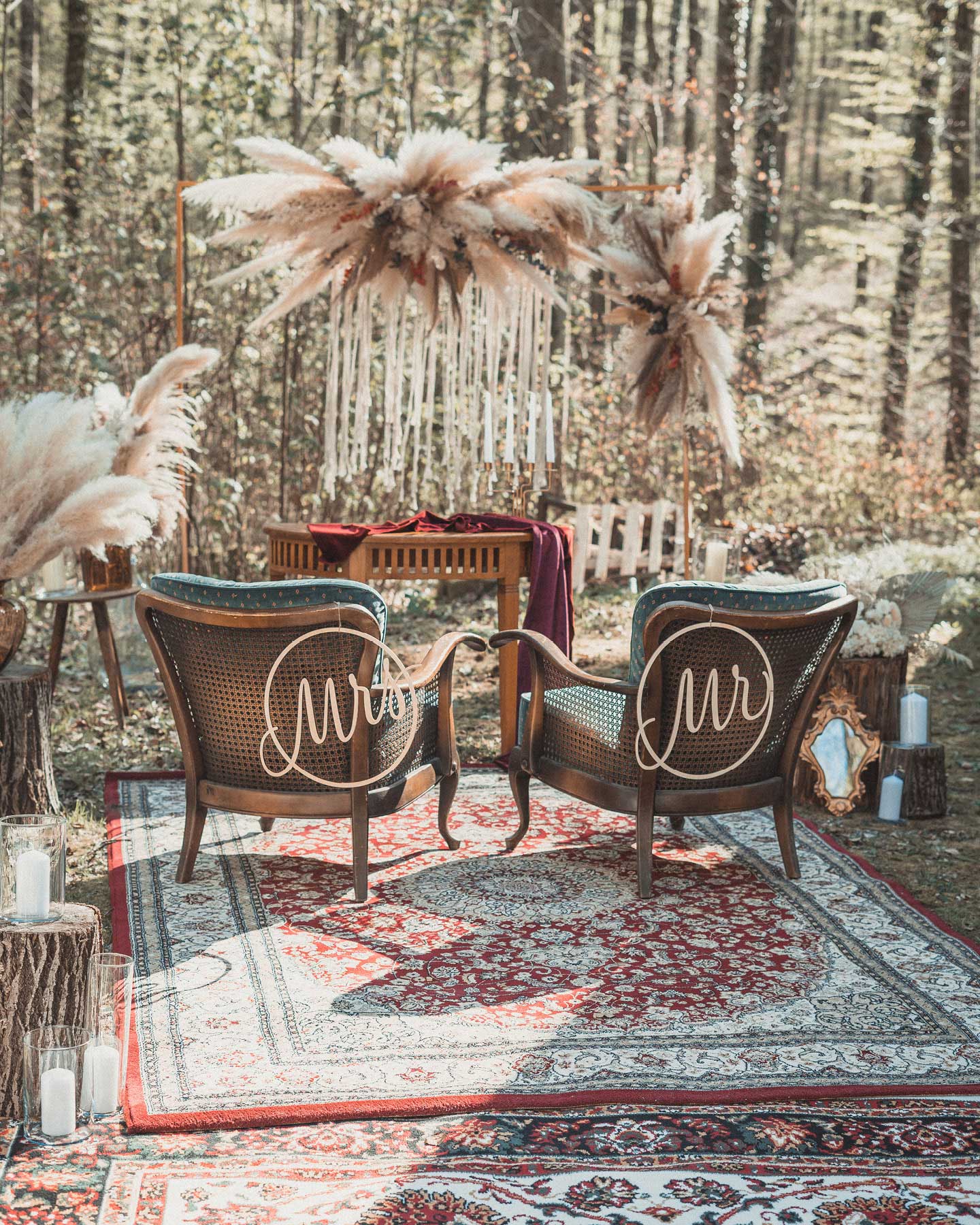Vintage Teppiche im Wald & gemütliche Retro Sessel als Rahmen für die freie Trauung im Wald.