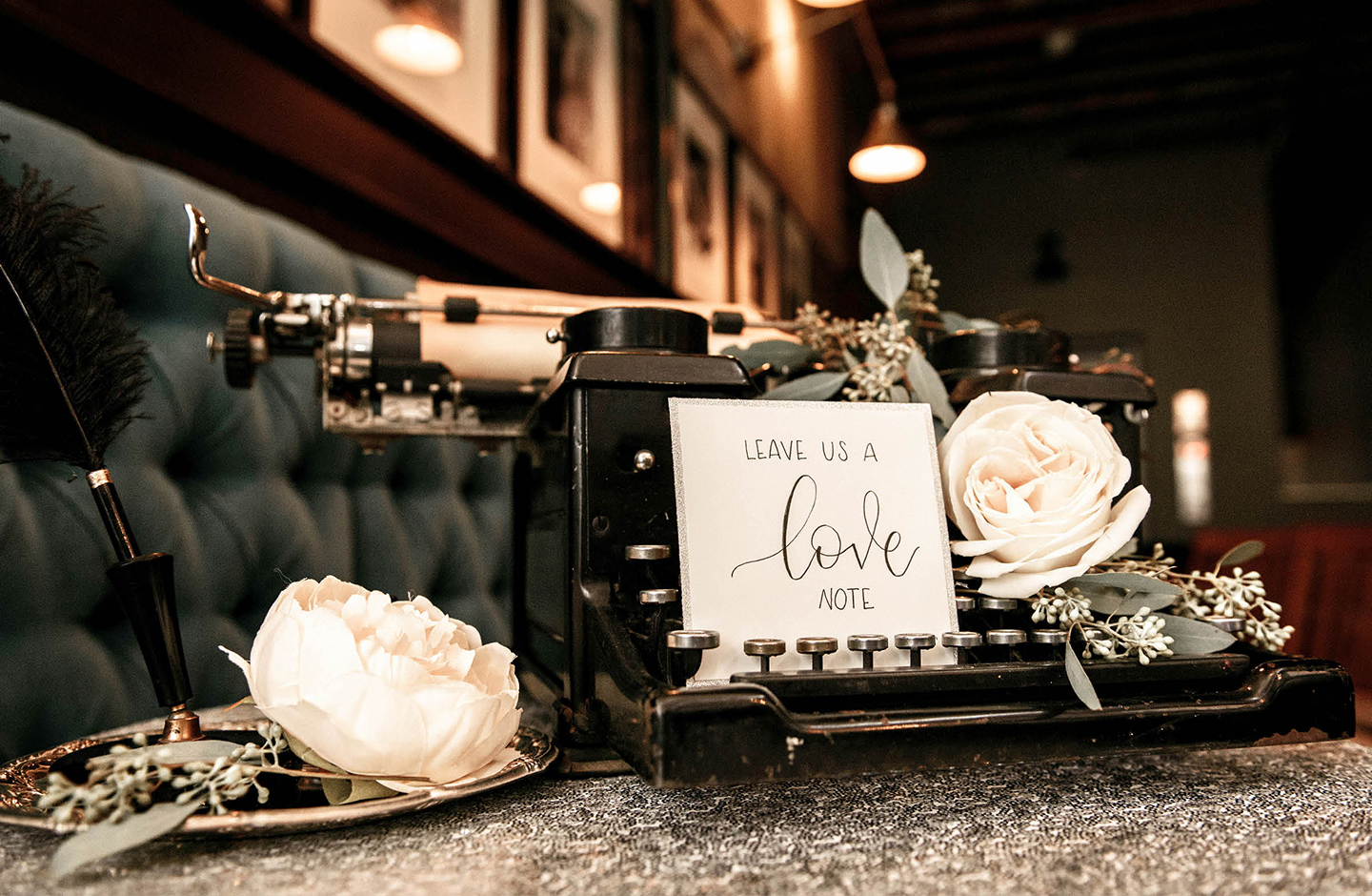 Eine alte Schreibmaschine dekoriert auf Hochzeitslocation. Gäste können hier einen lieben Gruß hinterlassen.