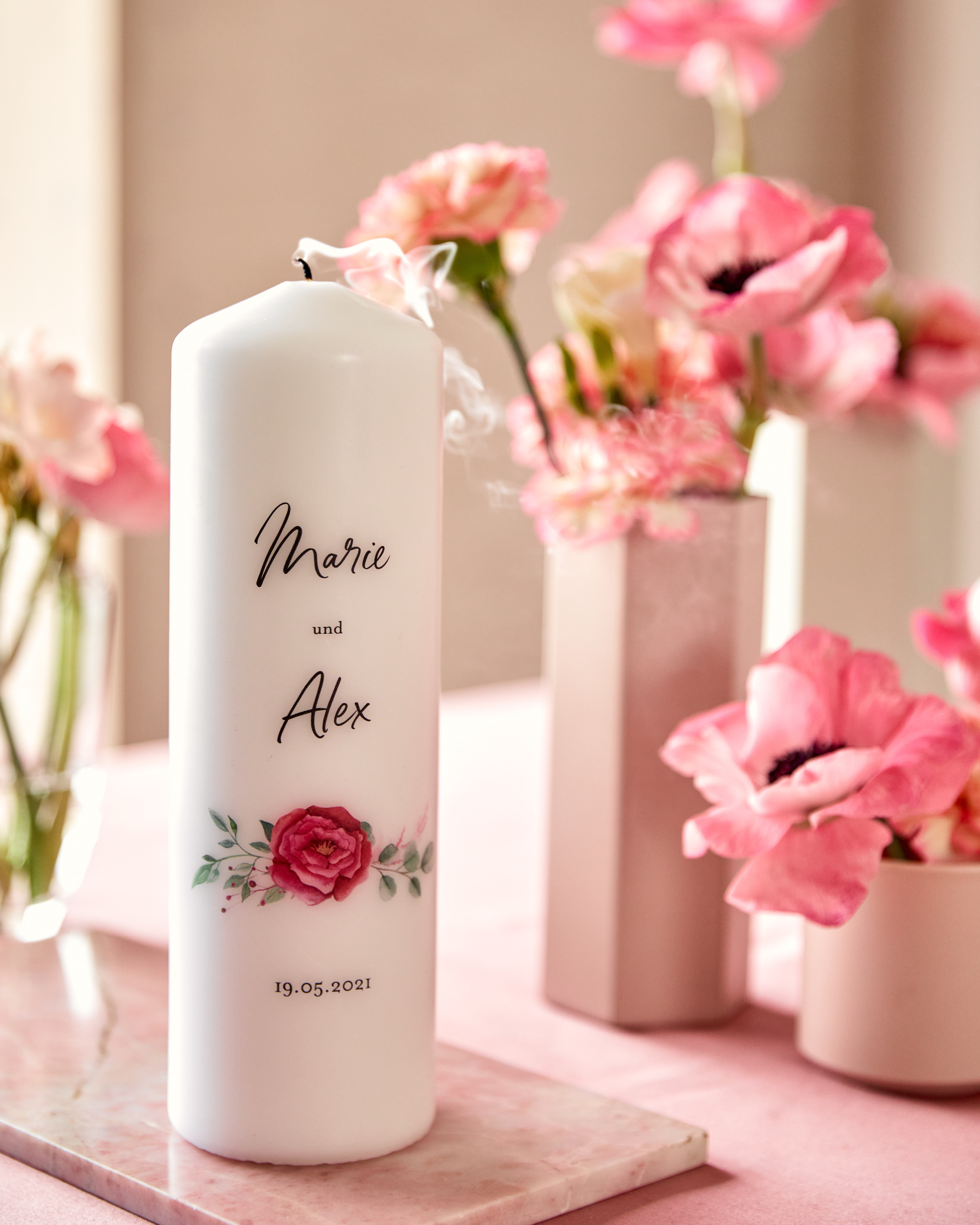 Hochzeitskerze mit Rosenblüte und schöner Typografie
