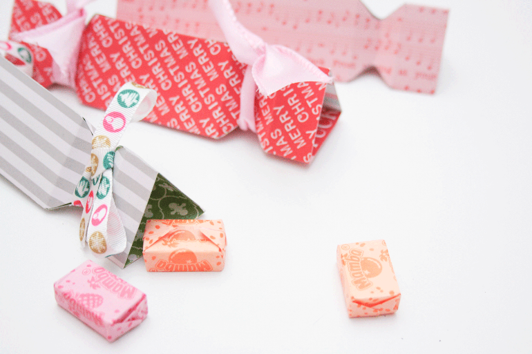 Süßigkeiten für Adventskalender werden in Bonbon-Formen aus Papier gefüllt.