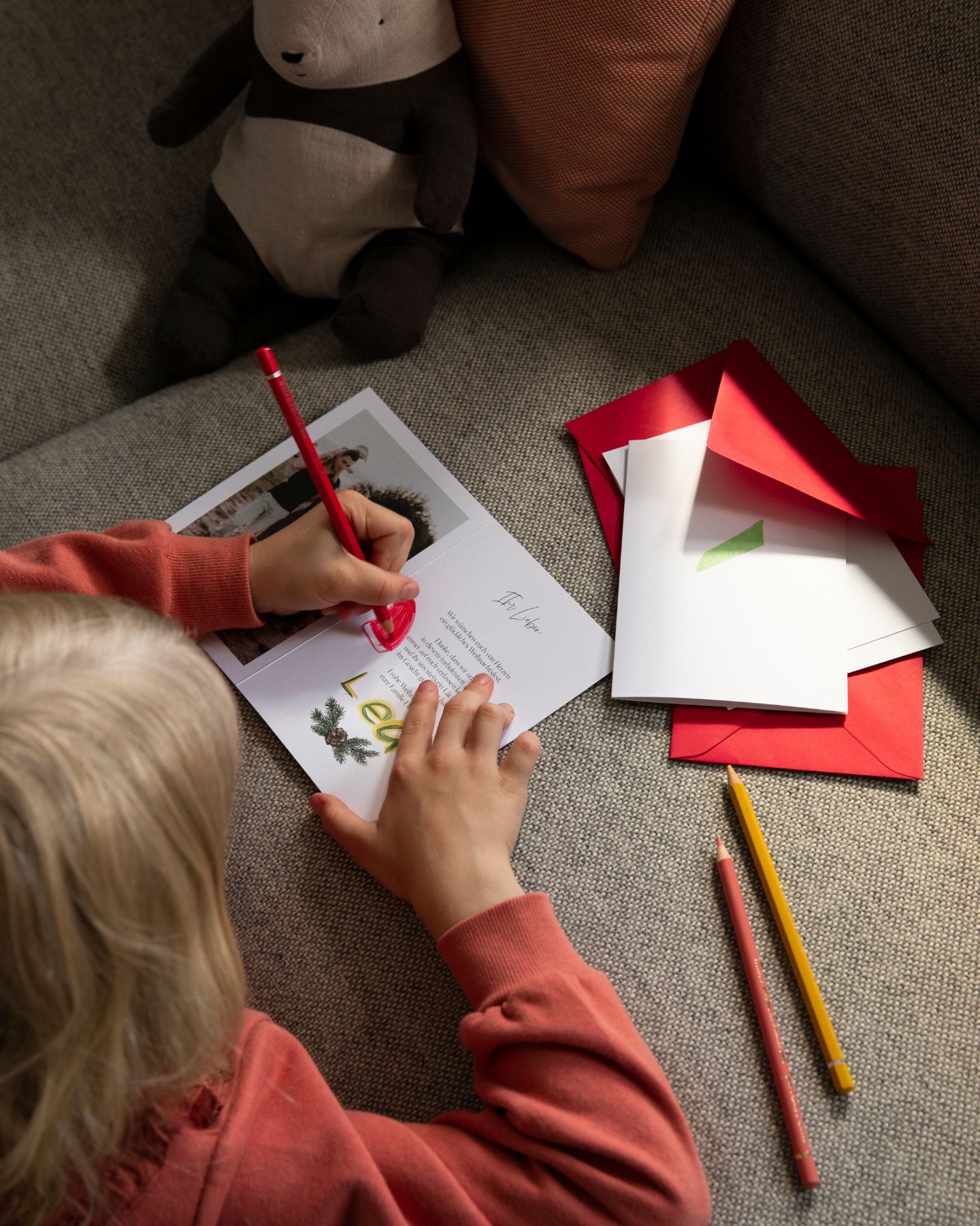 Mädchen schreibt Weihnachtskarte