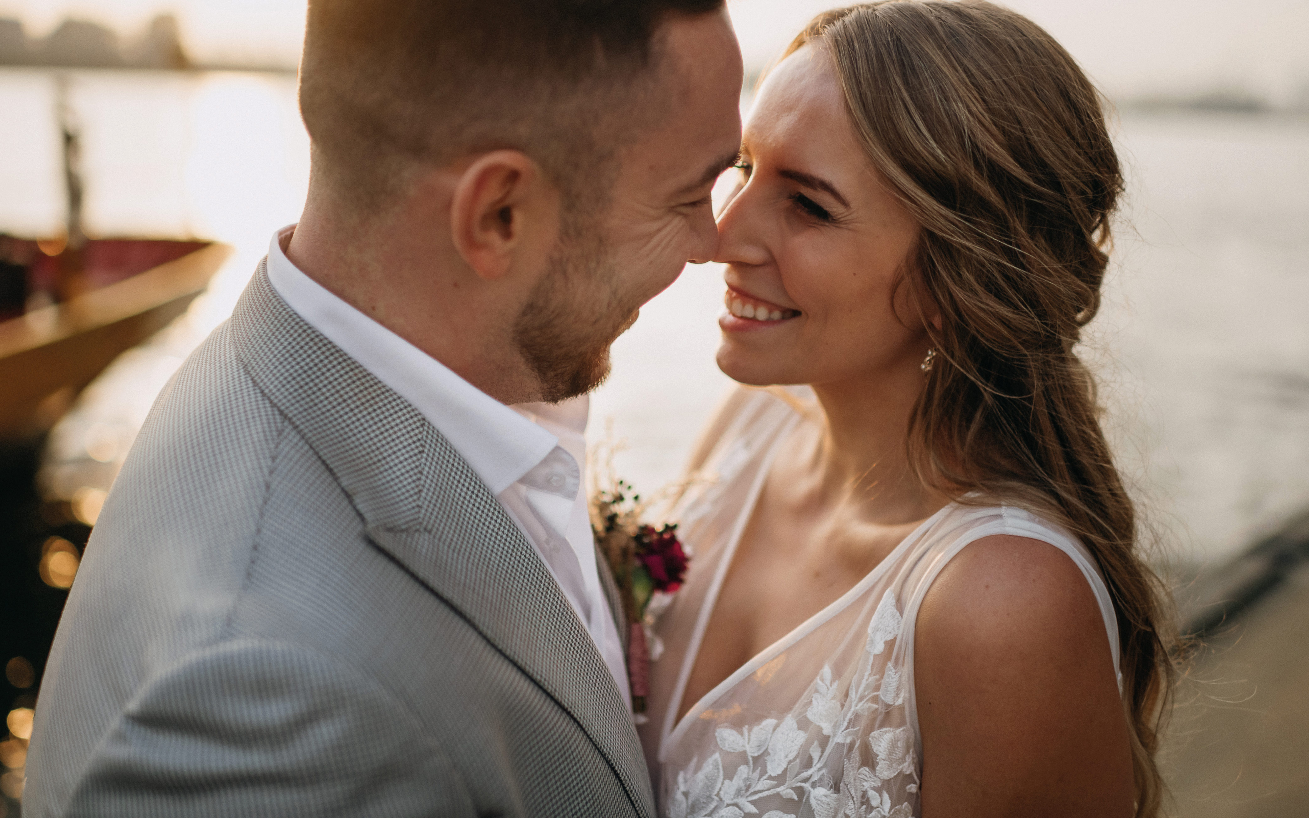 Hochzeit in der Stadt, Brautpaar an der Elbe