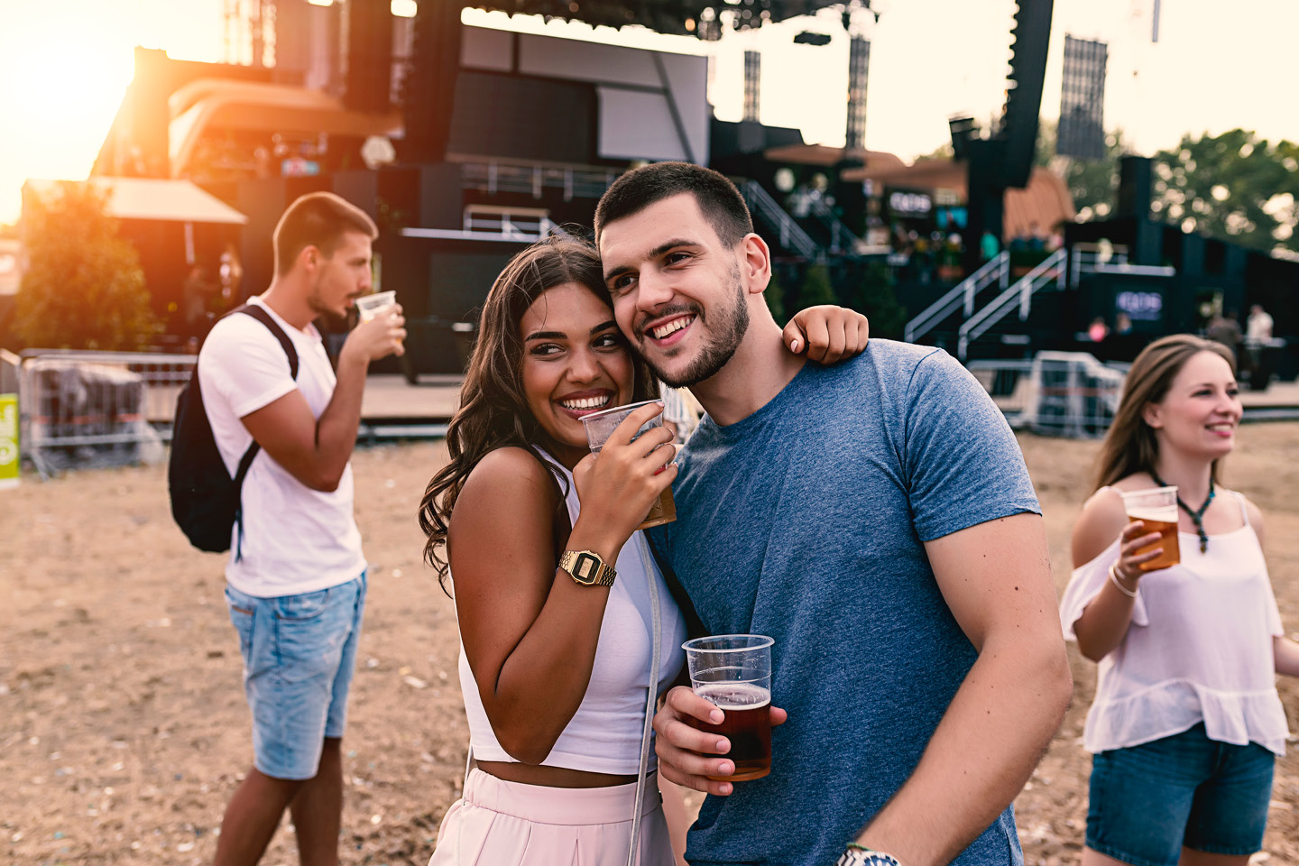 Paar mit Freunden hat Spaß bei Musikfestival