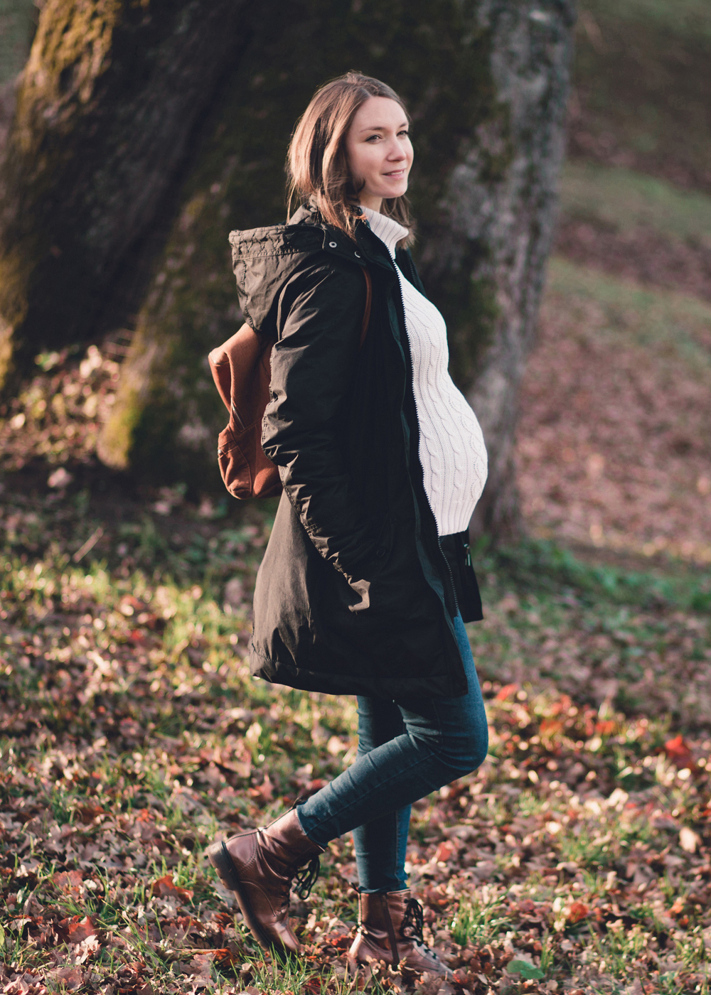 Schwangere geht im Wald spazieren