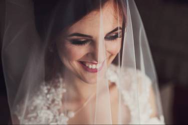 Lächelnde Braut mit Brautschleier