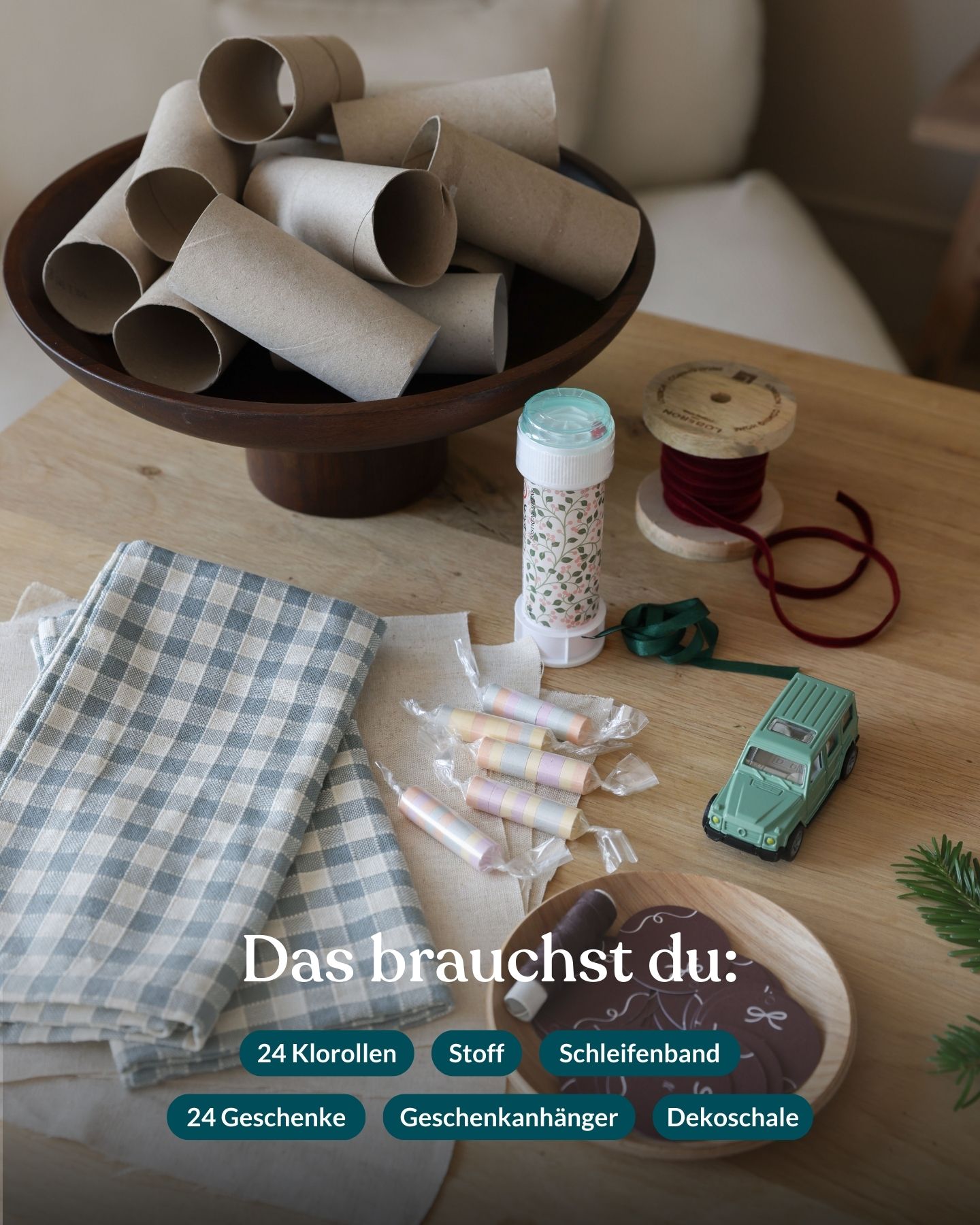 Material für Adventskranz aus Klorollen auf einemTisch