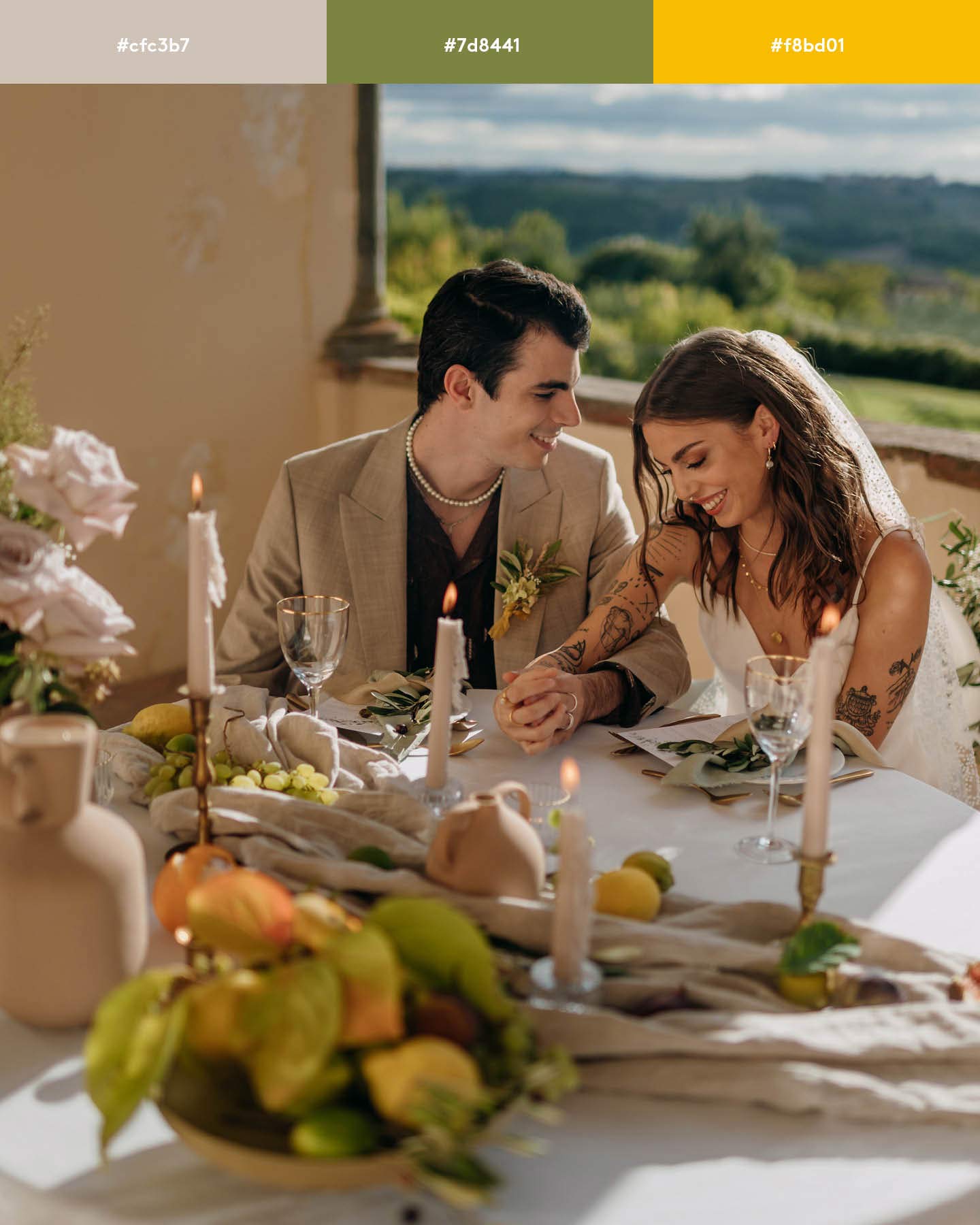 Hochzeitspaar lächelt sich verliebt an, während sie an der Hochzeitstafel sitzen, die in Grün- und Gelbtönen dekoriert ist.