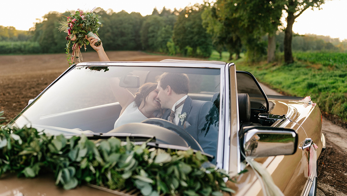 Blumenschmuck für das Hochzeitsauto