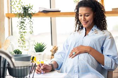Hochschwangere hakt Schwangerschafts-Checkliste ab 