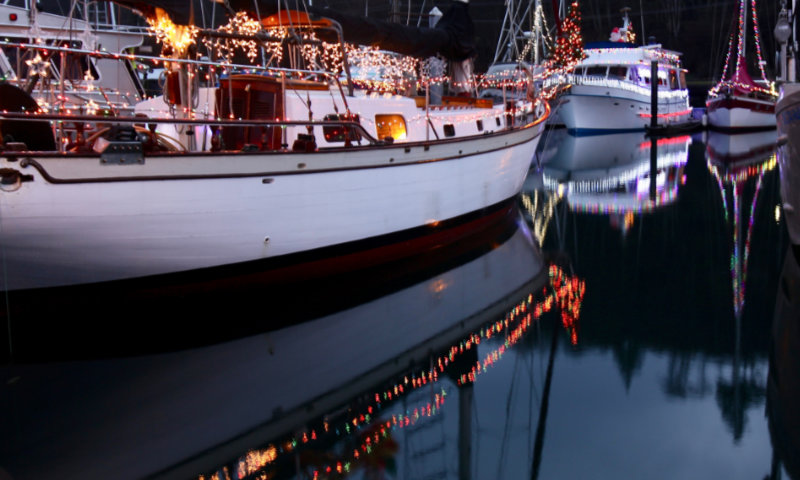 Weihnachtsfeier Ideen: Auf beleuchtetem Boot gemeinsam feiern,