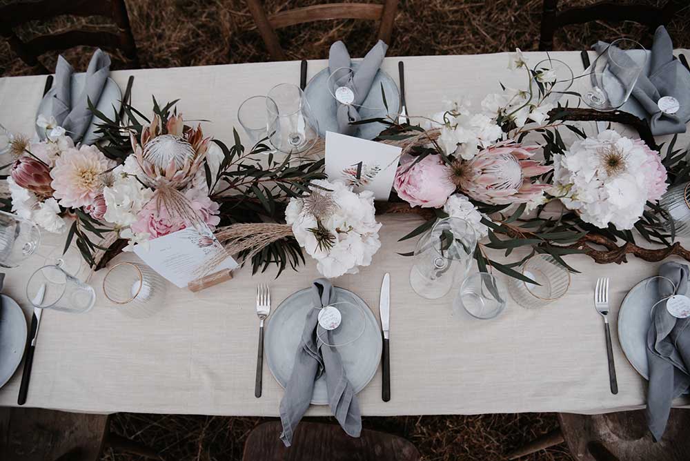 Die  Leinentischdecke lässt die Blumen und Papeterie im Mittelpunkt stehen. 