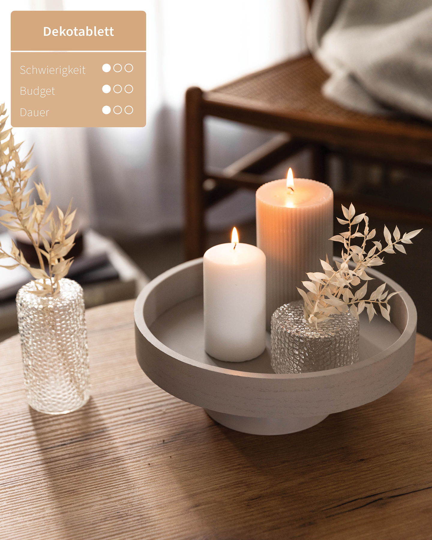 DIY-Kerzentablett aus Teller und Schale dekoriert mit Kerzen und einer kleinen Vase.