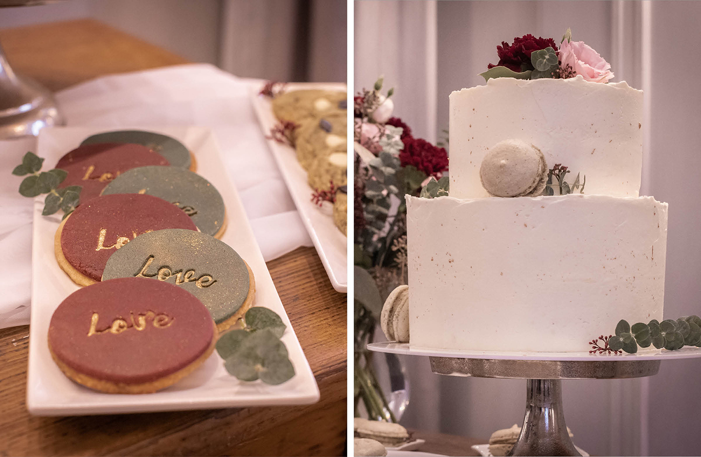 Handgemachte Kekse in rot und grün, dekoriert mit einem goldenen Schriftzug "love". Die zweistöckige ist mit einer weißen Creme ummantelt und dekoriert mit creme farbigen Macarons und Blüten passend zum Brautstrauß. 