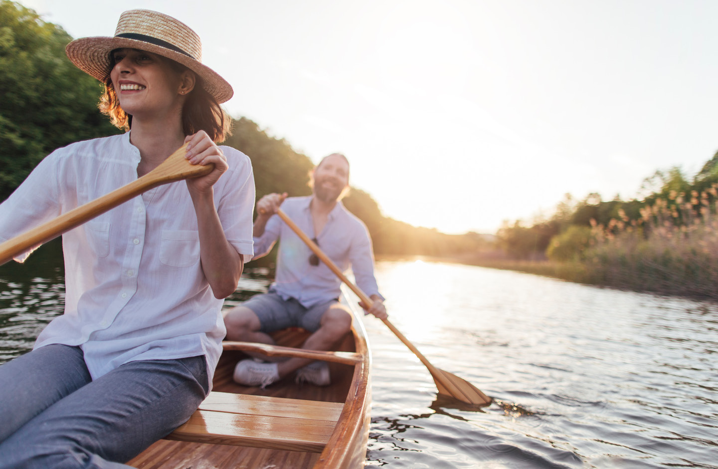 Junges paar genießt eine Tour mit dem Ruderboot