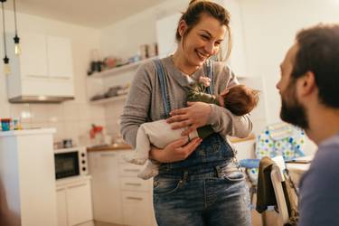 Mama, Papa und Baby sind in der Küche.