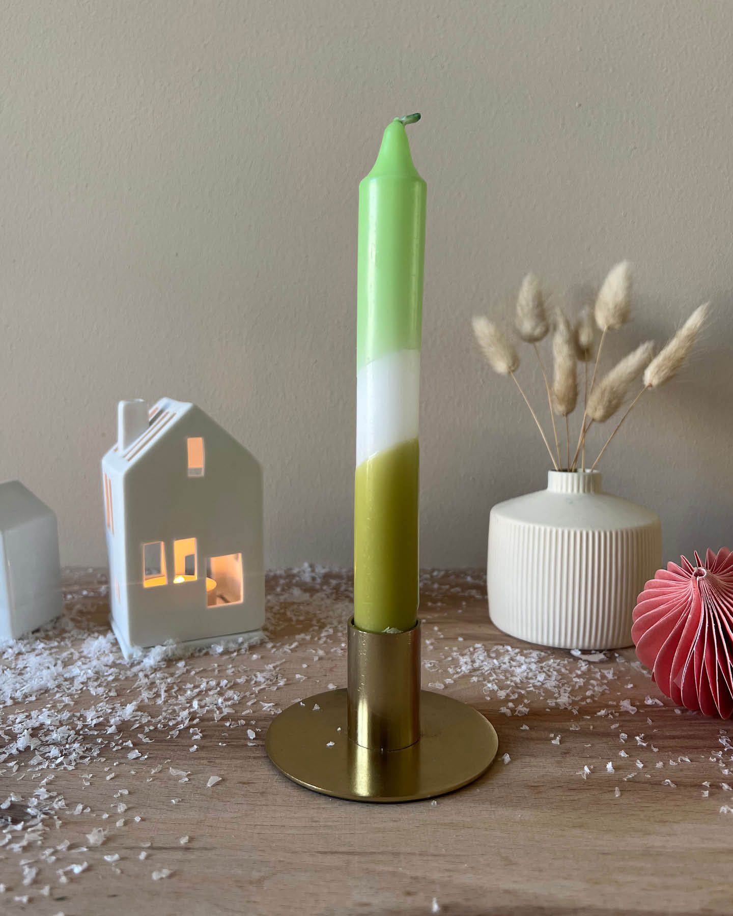 Weiße Kerze mit grünem Dip-Dye Effekt als Idee für den Weihnachtsbasar