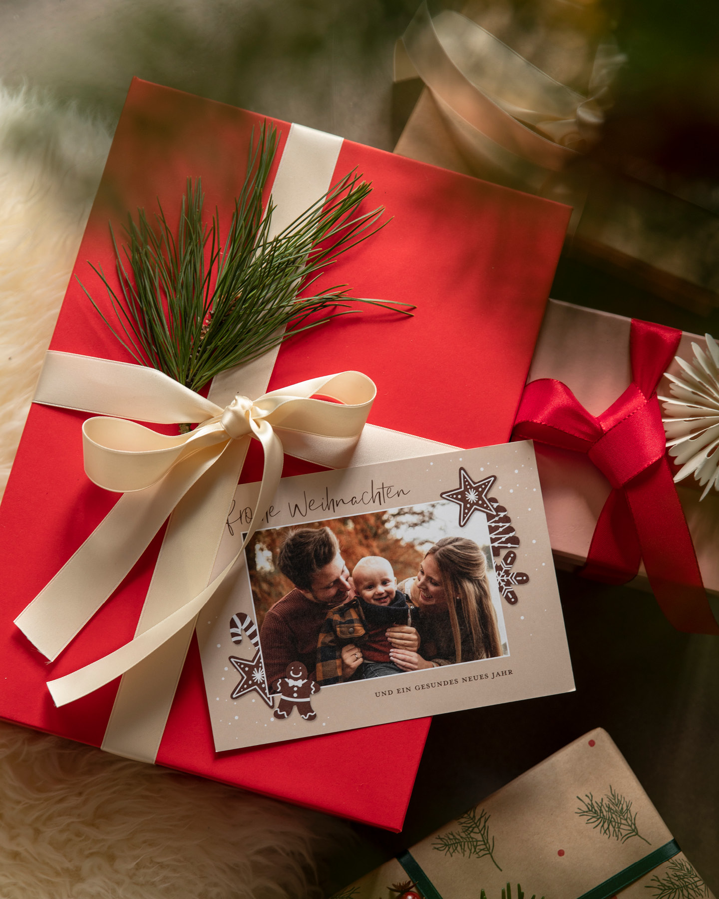 Weihnachtsgeschenk in rotem Papier mit Weihnachtsgrüßen