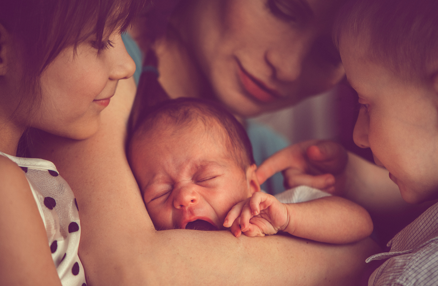 Mutter und Geschwister beim Baby Bonding