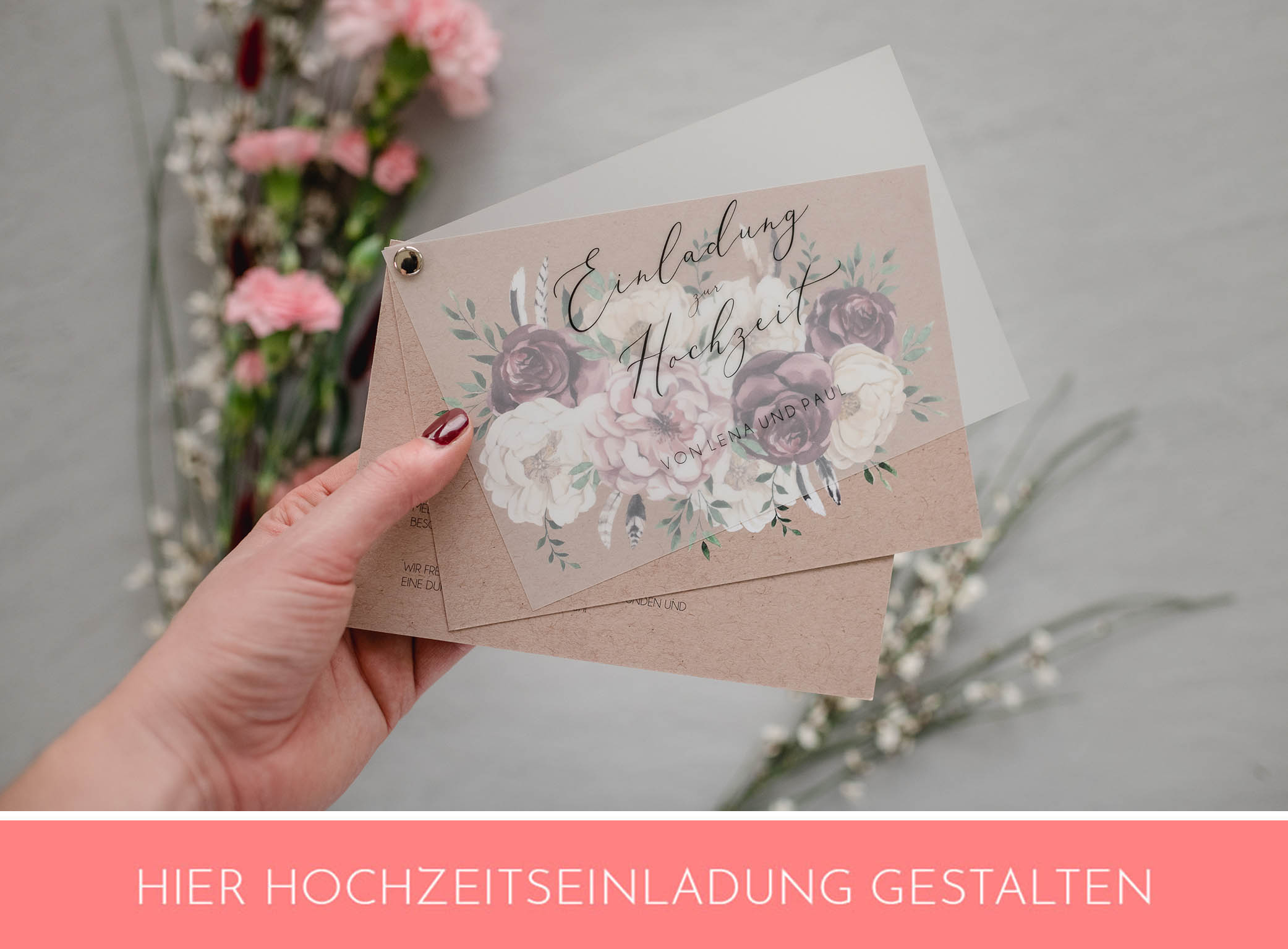 Hochzeitseinladung mit Blumen und Transparentpapier