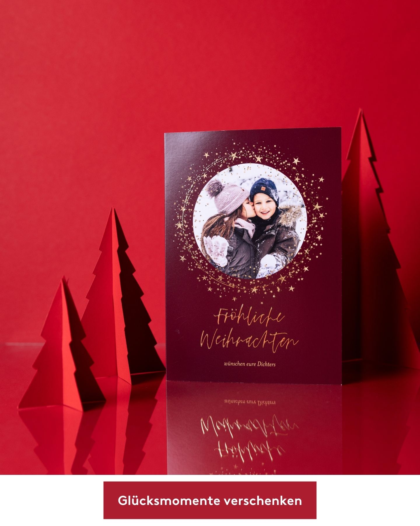 Weihnachtskarte steht vor einem roten Hintergrund.