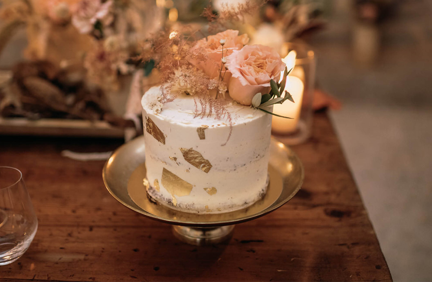 Einstöckige Hochzeitstorte mit gold Akzenten und rosé farbiger Blumendekoration