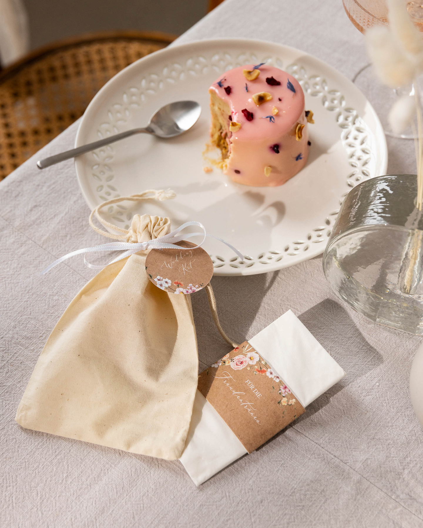 Hochzeitsdeko selber machen: Wedding-Kits für die Hochzeitsgäste liegen auf einem Stuhl.