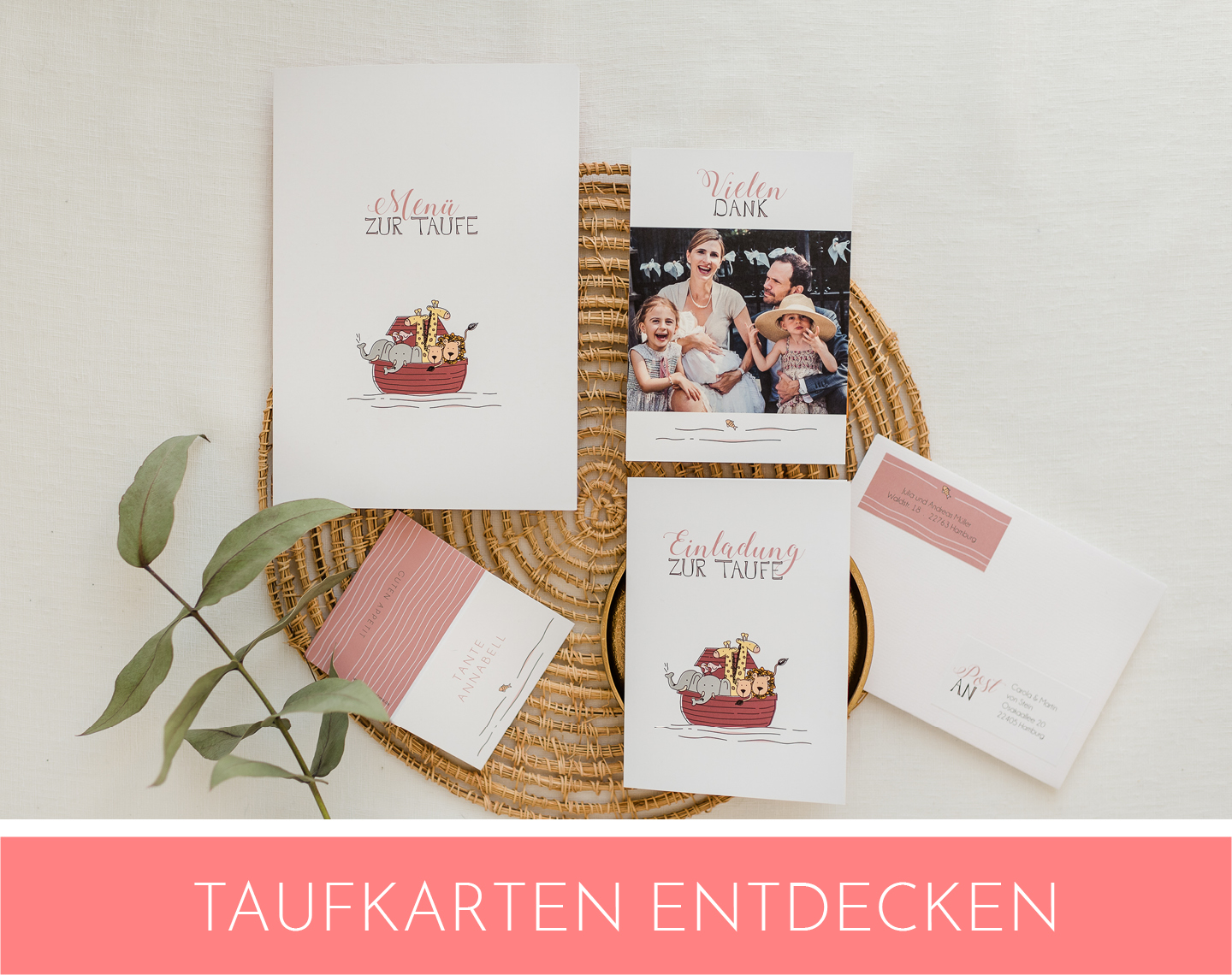Schöne Taufkarten auf einem Tisch