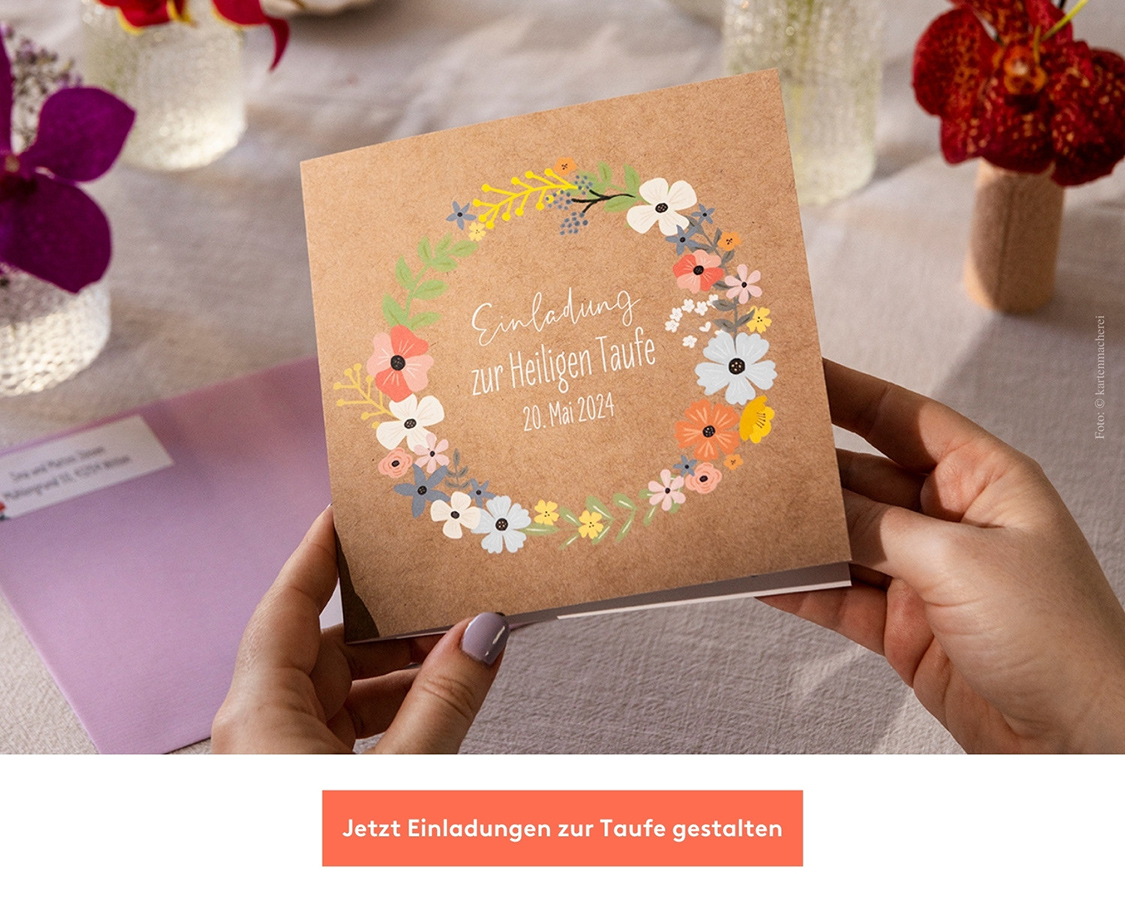 Taufeinladung mit Blumenkranz Motiv wird in der Hand gehalten.