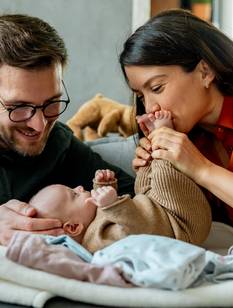 Eltern spielen mit ihrem Baby