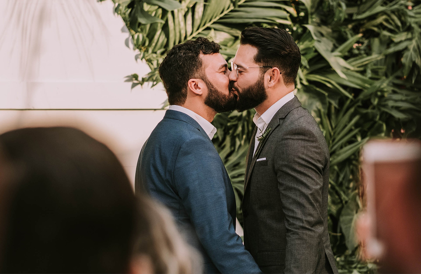 Ehemann und Ehemann küssen sich, nachdem sie sich das Ja-Wort gegeben haben.