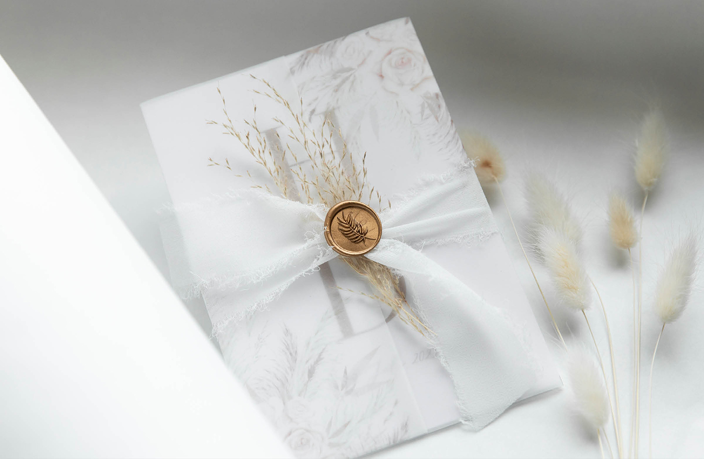 Moderne DIY Hochzeitseinladung mit Kupfer farbigem Wachssiegel und weißem Samtband.