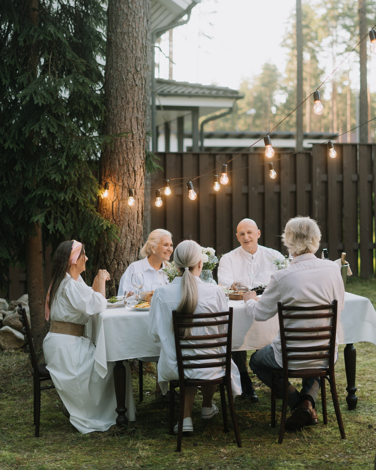 Gäste genießen Wilkommensfeier im Garten