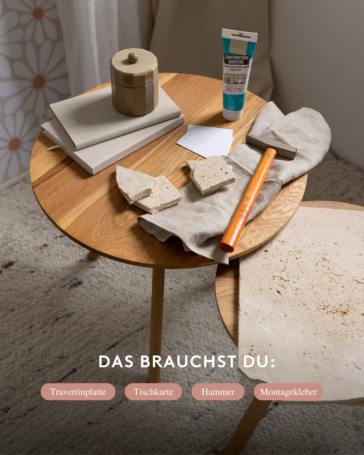 Tischkarten mit DIY Halterung aus Naturstein. Alle Materialien, die benötigt werden liegen auf dem Tisch.