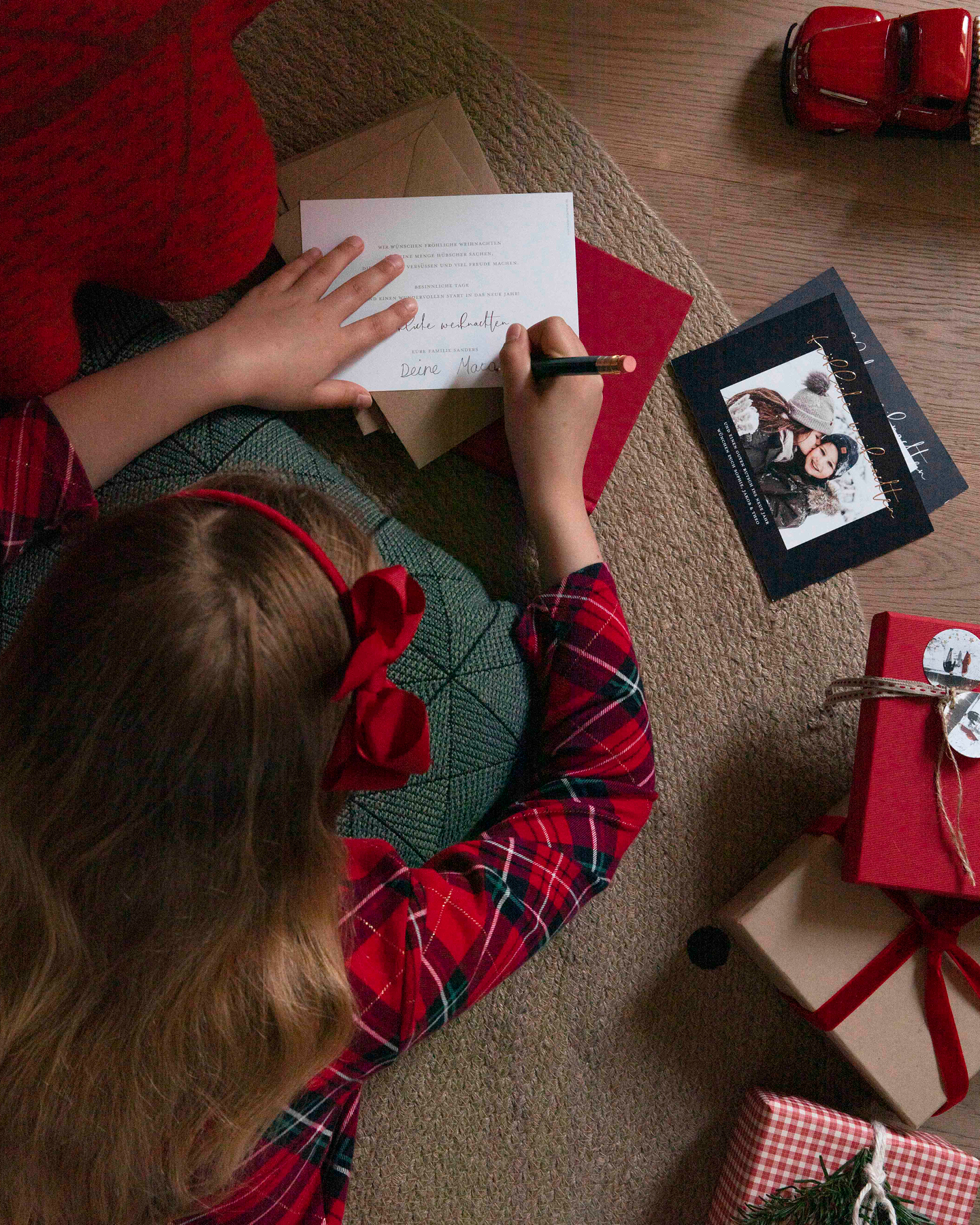 Mädchen schreibt Weihnachtskarte