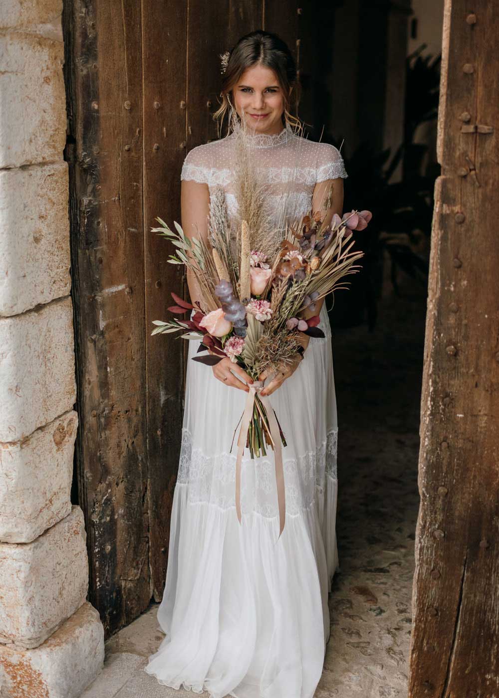 Braut im Boho-Brautkleid vorm Standesamt
