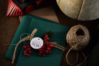 Junge Freundinnen tauschen Geschenke an Weihnachten aus.