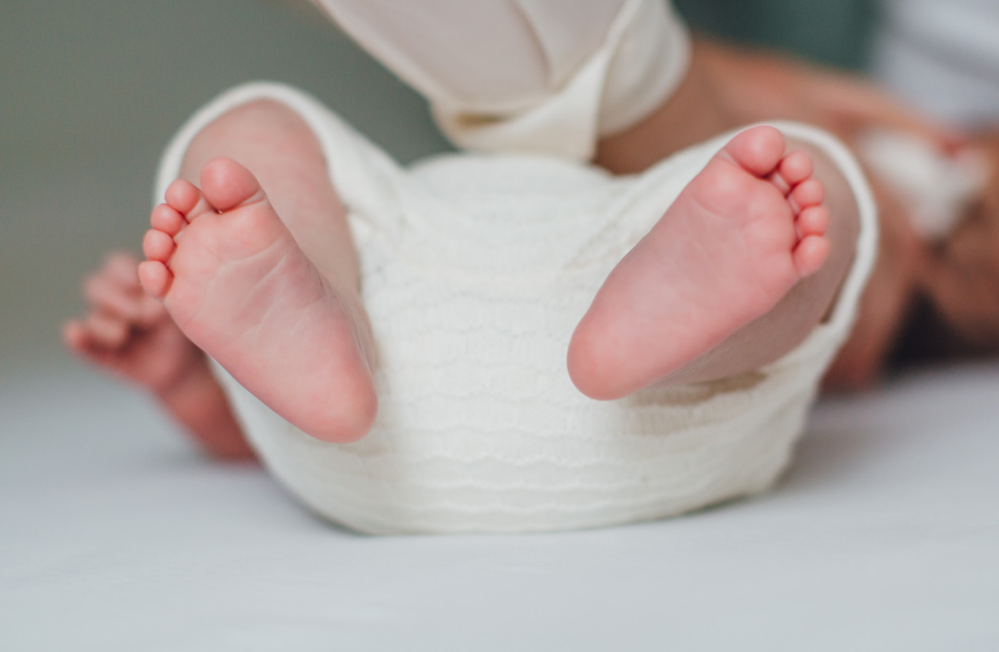 Baby auf dem Rücken liegend, Babyfüßchen