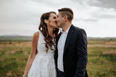 Hochzeitseinladung auf schroffem Papier mit zwei Eheringen